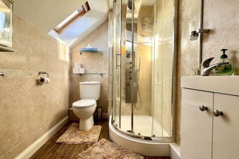 En-Suite to Bedroom 2