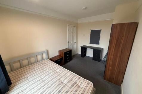 Bright, neatly presented double bedroom with a ...