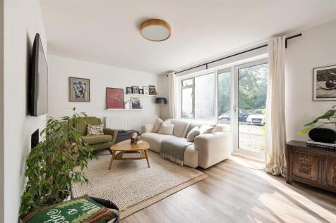 Buxton Drive, E11