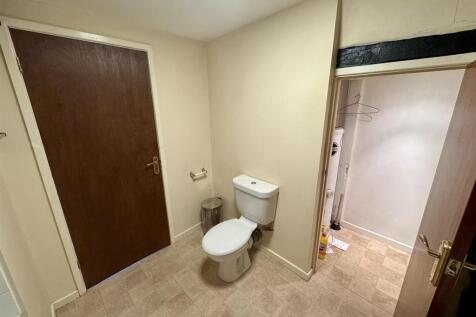Bathroom (2/2)