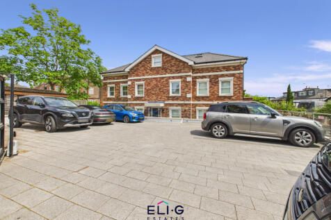 Luxury three bedroom purpose built apartment with