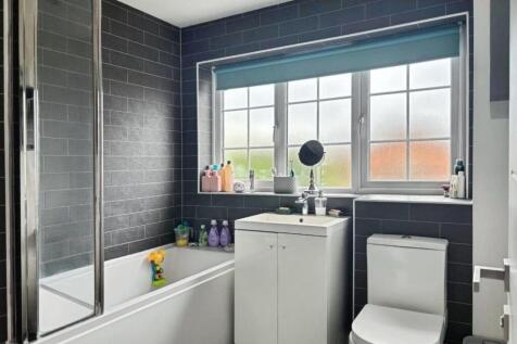 93 Kestrel Close bathroom.jpg