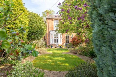Garden To The House