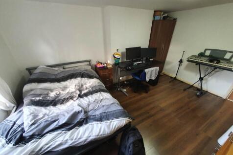 Rear bedroom (2)