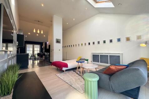 OPEN PLAN LIVING SPACE