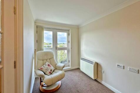 Lounge / Dining Area