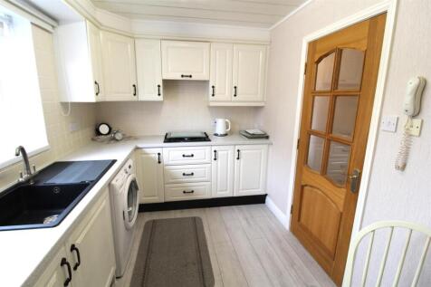 BREAKFASTING KITCHEN