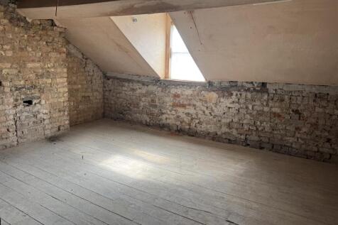 Front bedroom 4