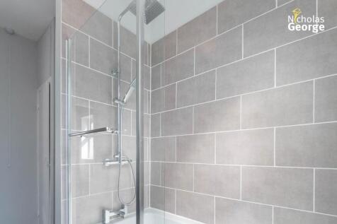 Sandford Road 101 flat 3 bath 2.jpg