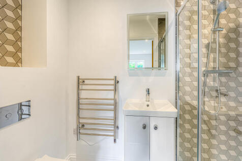 Bedroom 2 en-suit...