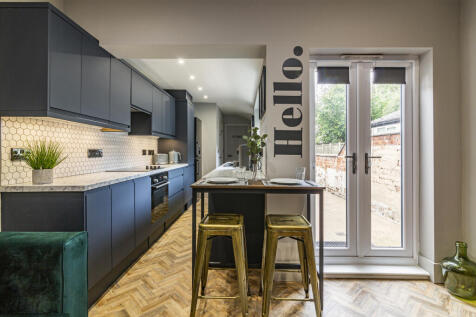 Luxury 4 Bed Student House // 2 bathrooms //  August 2027 photo 4