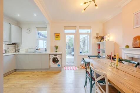 Kitchen / Dinr