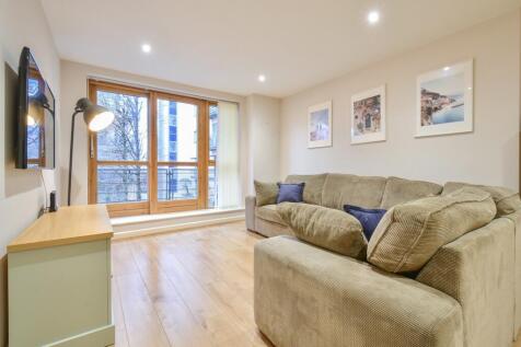 2 bed flat to rent Rosehill Ave, London SM1