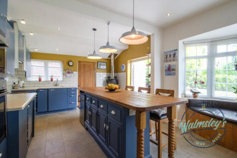 Kitchen breakfast room with French doors &amp; bay