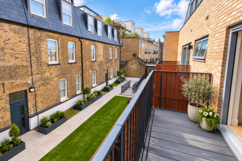 2-bed flat on Stonhouse Street, London, SW4, £3,250/mo