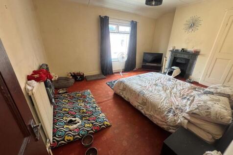 FRONT BEDROOM.jpg