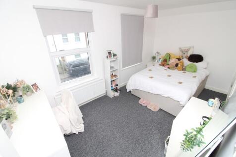 5-bed house on Donnington Gardens, Reading, RG1, £3,250/mo