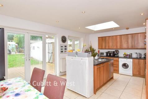 Kitchen / Dining Area