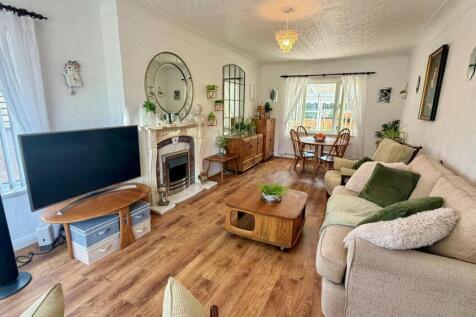 OPEN PLAN LOUNGE/DINING ROOM