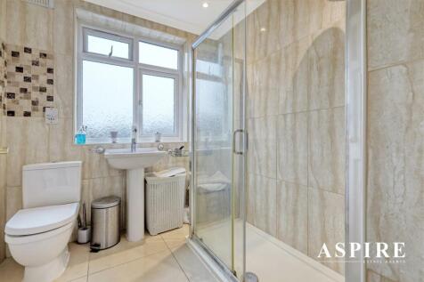 GROUND FLOOR SHOWER ROOM