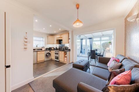 Kitchen/Dining Room (2)