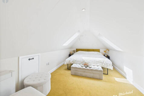 CAM03852G0-PR0394-STILL016-thumbnail-h750-70