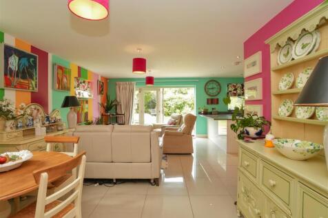 Open Plan Dining Kitchen / Living Area