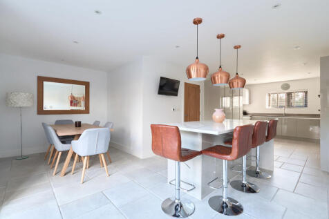 10 Hill Farm View...