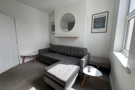 High Street // 4 Bed House // June 2027 photo 3