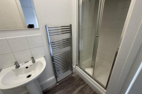 Pol Shower.jpg