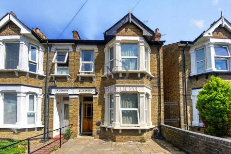 THREE-BEDROOM TWO BATHROOM END OF TERRACE HOUSE I