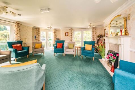 COMMUNAL LOUNGE AND LAUNDRY ROOM