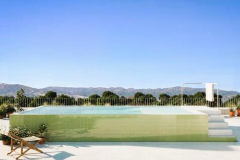 Communal-pool-chill-zone