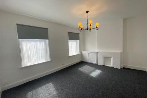 32a High Street living room 2.jpg