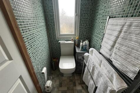 EN-SUITE SHOWER ROOMK