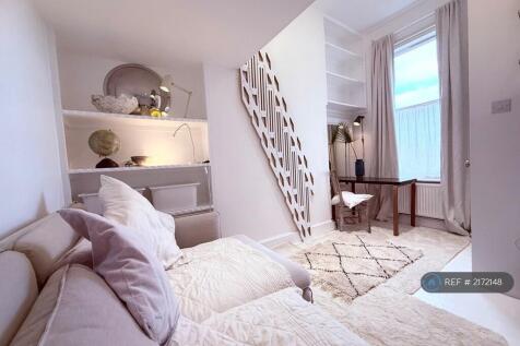 The Studio, Loft Level,  Private En Suite, Kitchen