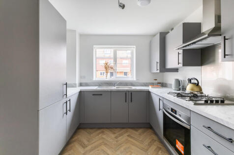 Leaf Living at Broxborough Park, KT16, Ottershaw, Surrey photo 3