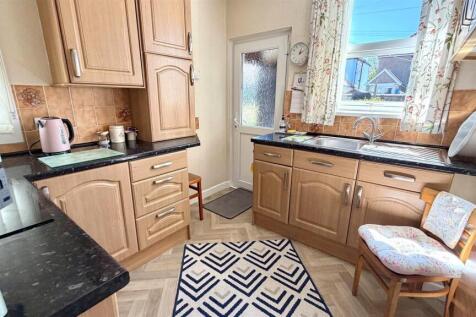 BI-FOLD DOOR TO DUAL ASPECT KITCHEN