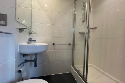 418 Premier Plus Shower room .jpg