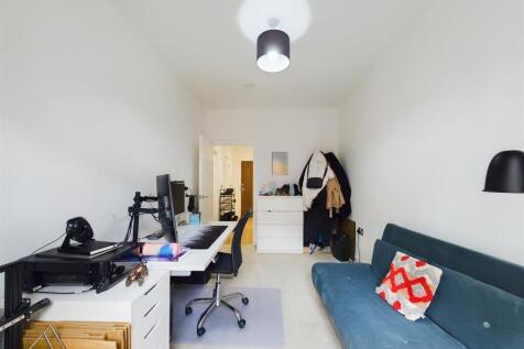 CAM01231G0-PR0038-STILL012