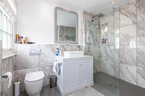 Principal Shower Room