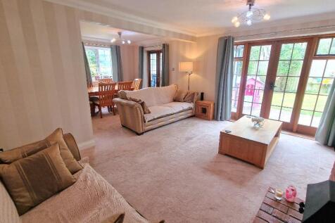 Sitting Room / Dining Room