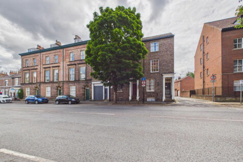 Six bedroom townhouse - For sale by auction