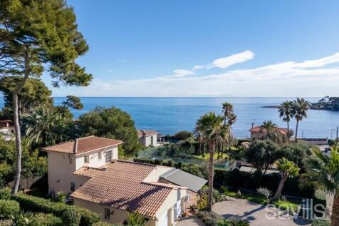 Villa for sale with sea views and direct access to
