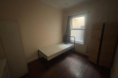 Seventh Avenue, Manor Park, London photo 5