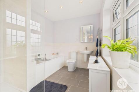 Master En-suite Bathroom