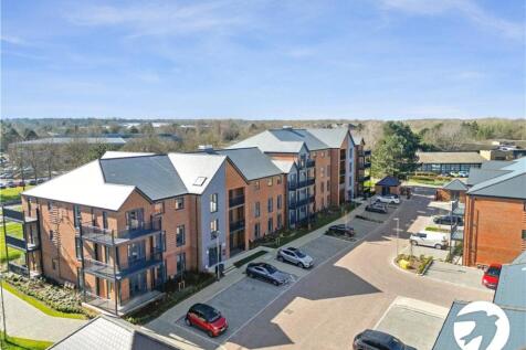 2-bed flat on Batesford Close, Kings Hill, West Malling, Kent, ME19, £1,650/mo