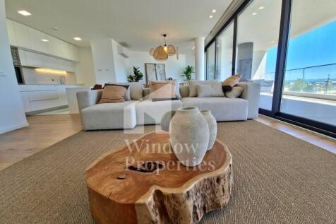 Extraordinary 2 bedroom flat in front of the sea