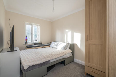 4 bed, 2 bath Semi-Detached in leeds - Photo 9