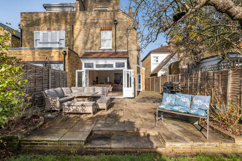 6 bed, 3 bath Semi-Detached in glasgow - Photo 6